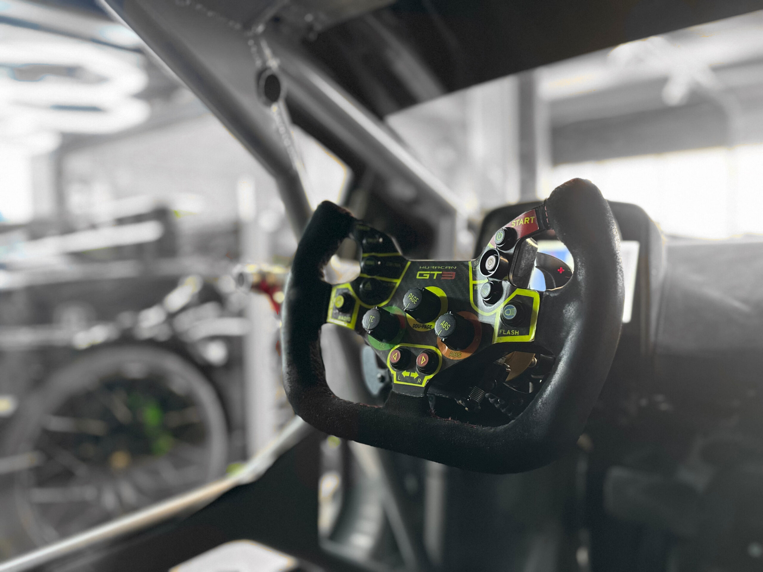 LAMBORGHINI Huracan GT3 EVO – Gros lot de bord – TVA – Image 40