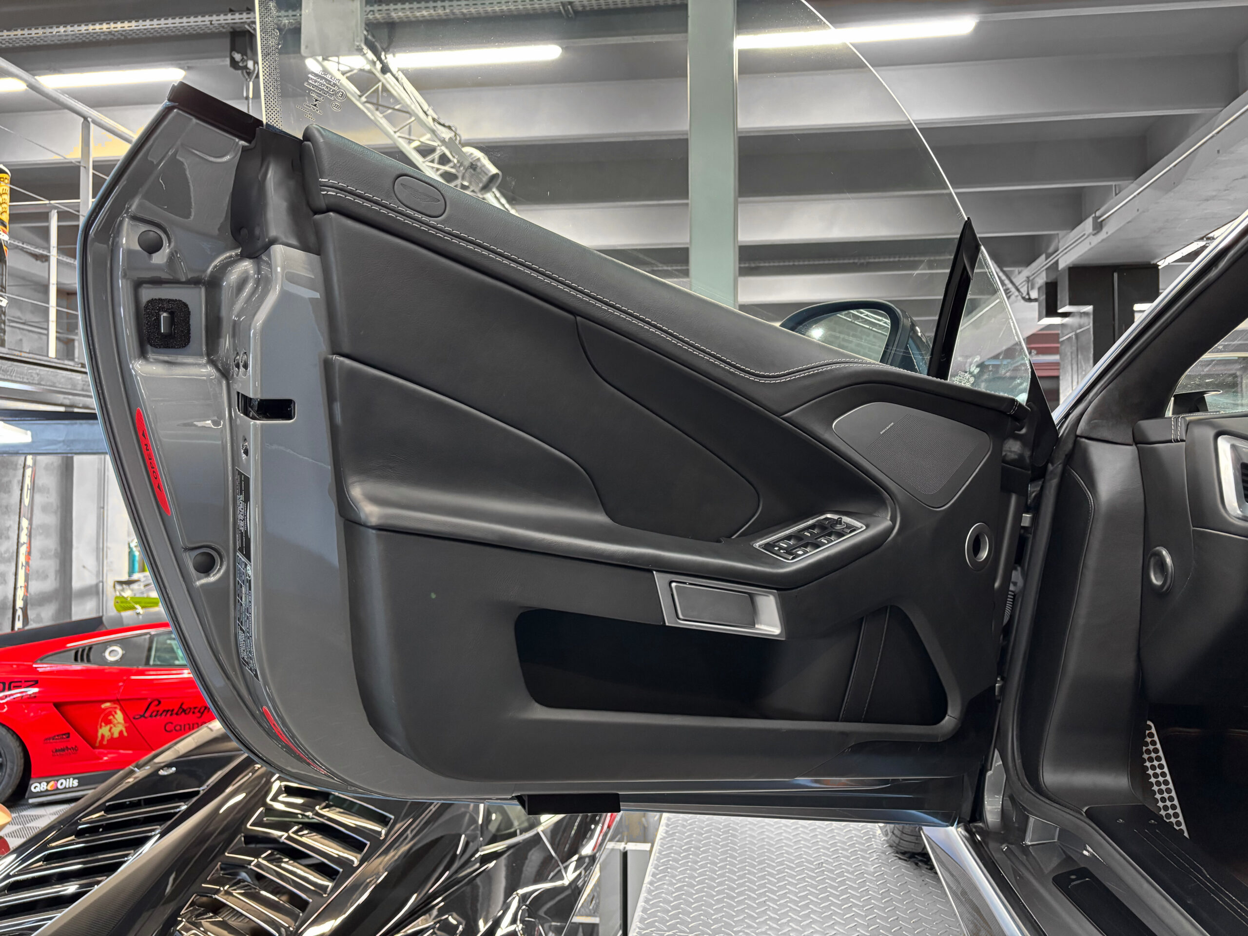 ASTON MARTIN VANQUISH V12 – carbone – bang & olufsen – Image 35