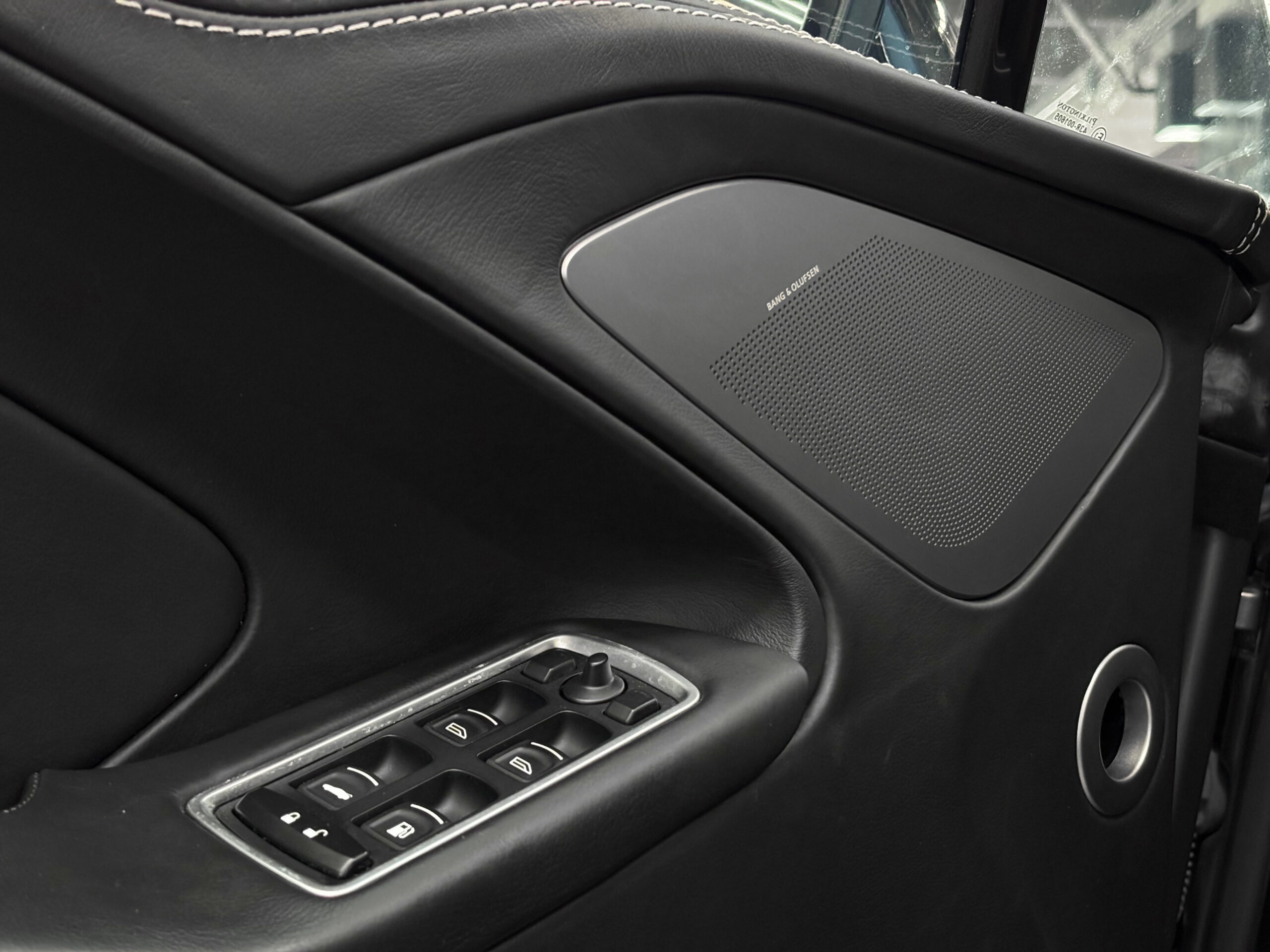 ASTON MARTIN VANQUISH V12 – carbone – bang & olufsen – Image 36
