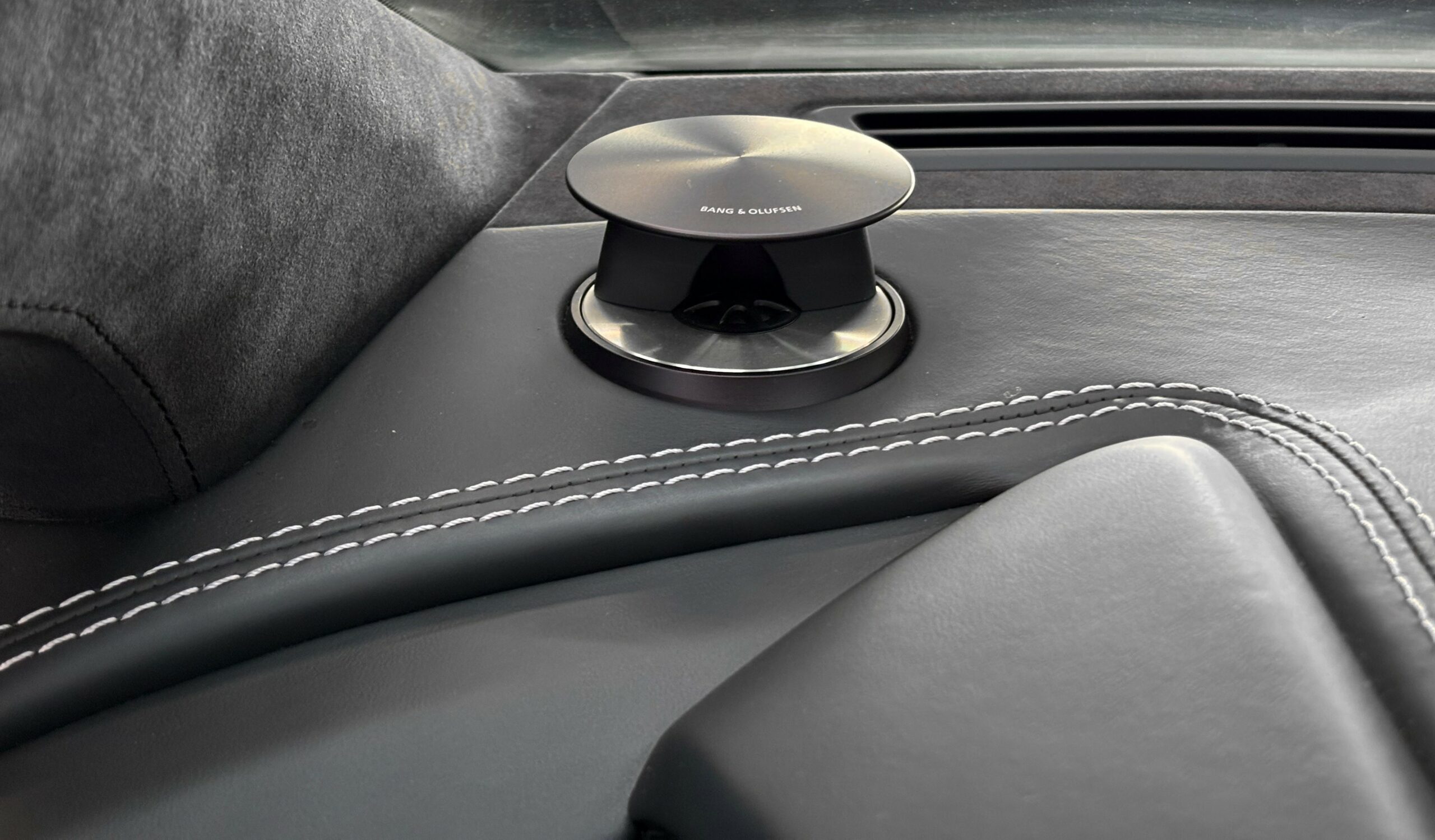 ASTON MARTIN VANQUISH V12 – carbone – bang & olufsen – Image 37
