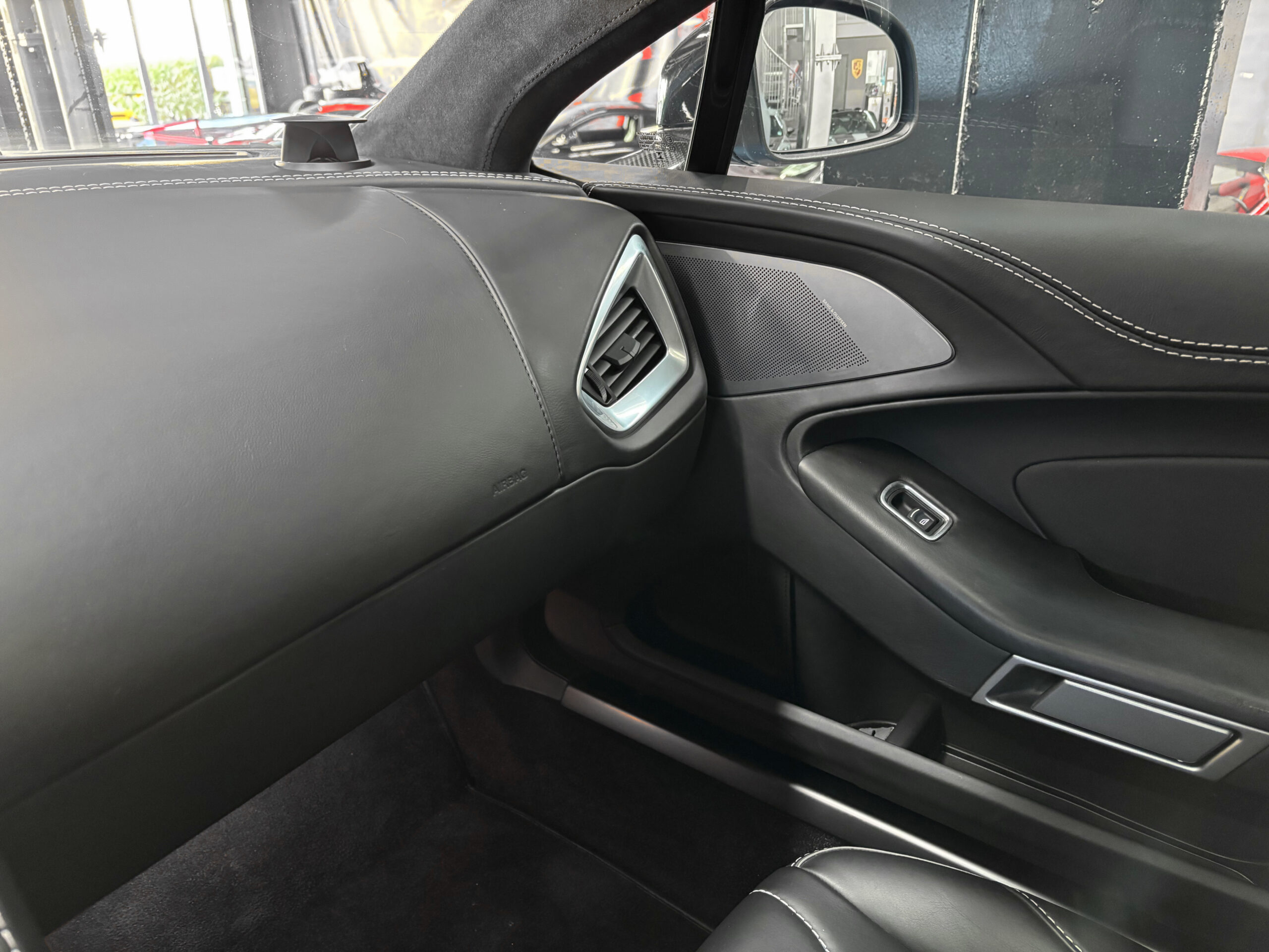 ASTON MARTIN VANQUISH V12 – carbone – bang & olufsen – Image 38