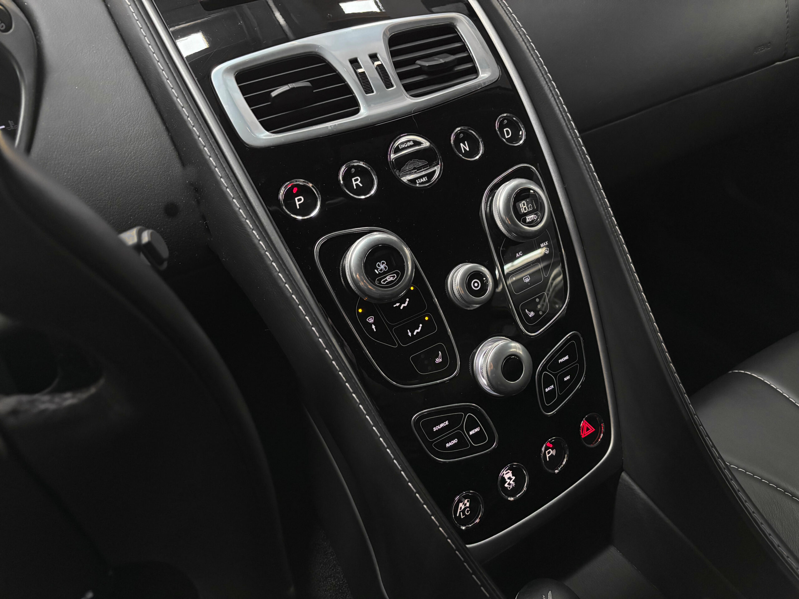 ASTON MARTIN VANQUISH V12 – carbone – bang & olufsen – Image 41