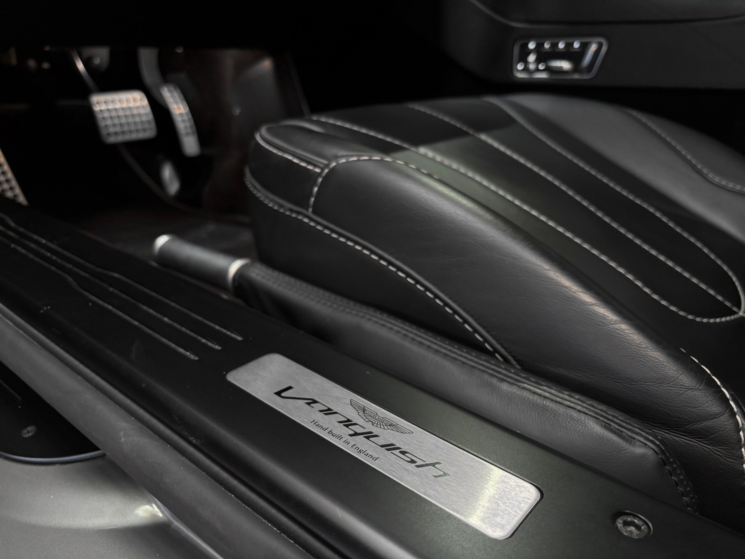 ASTON MARTIN VANQUISH V12 – carbone – bang & olufsen – Image 43