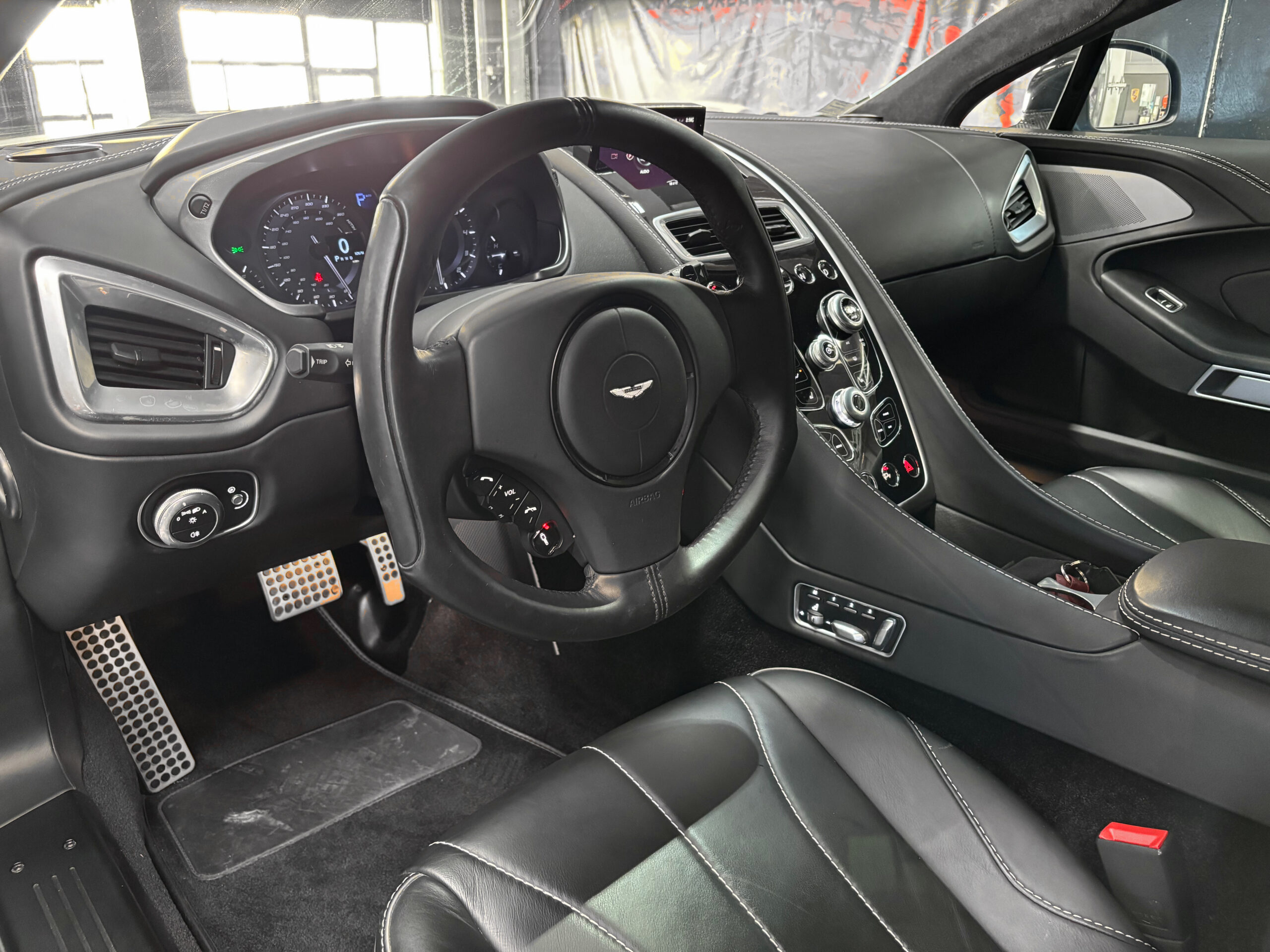 ASTON MARTIN VANQUISH V12 – carbone – bang & olufsen – Image 44