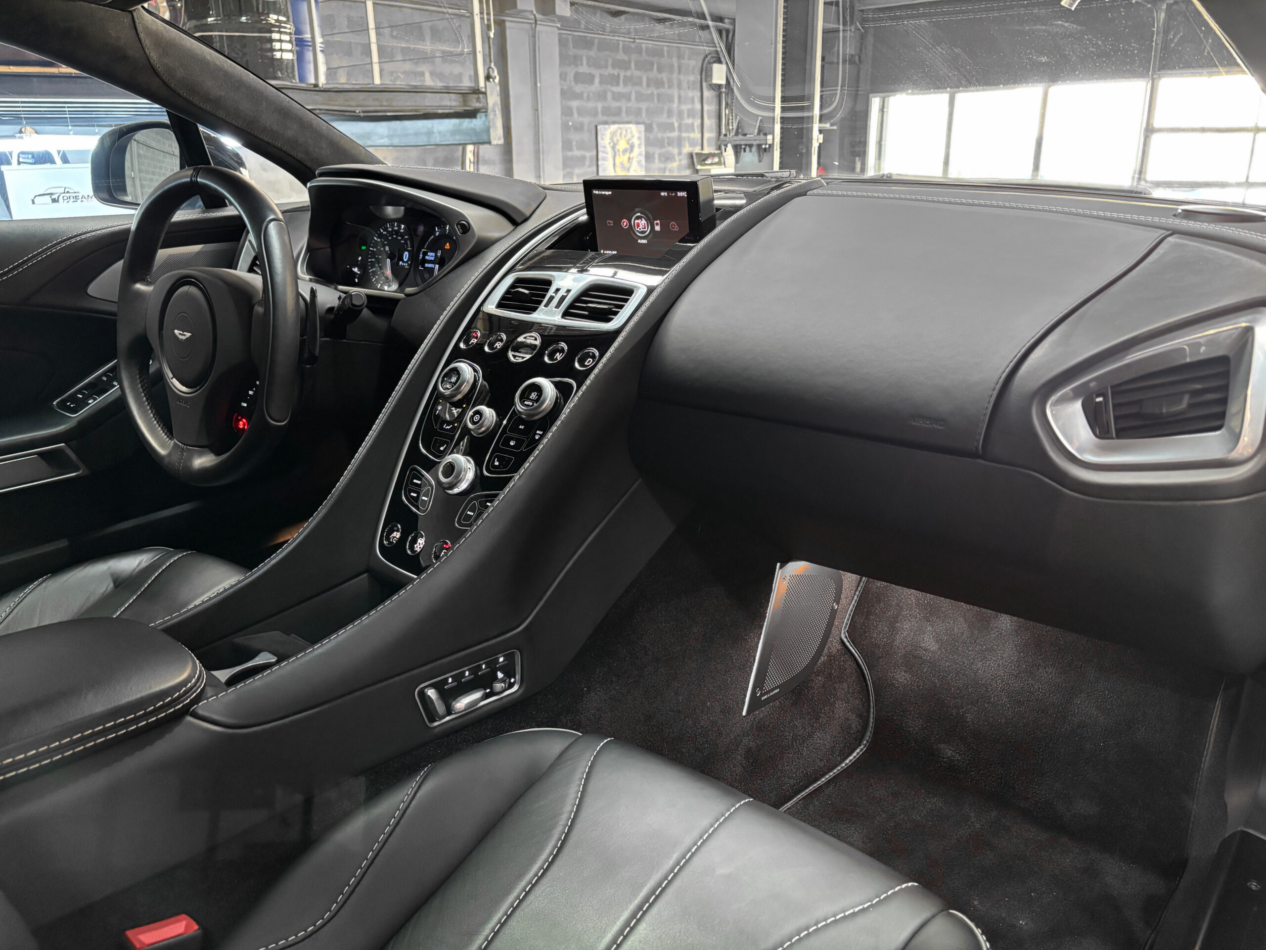 ASTON MARTIN VANQUISH V12 – carbone – bang & olufsen – Image 48