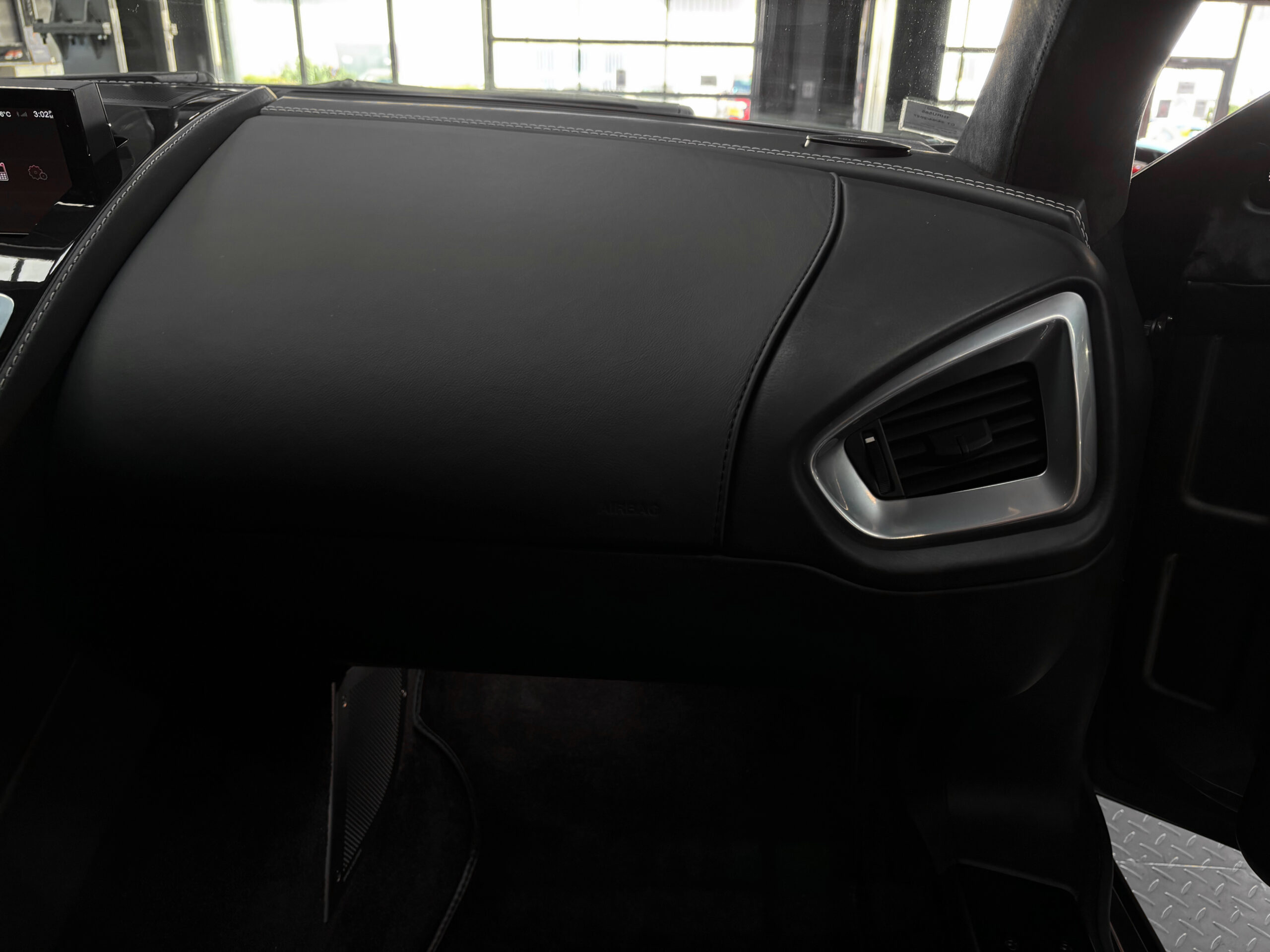 ASTON MARTIN VANQUISH V12 – carbone – bang & olufsen – Image 50