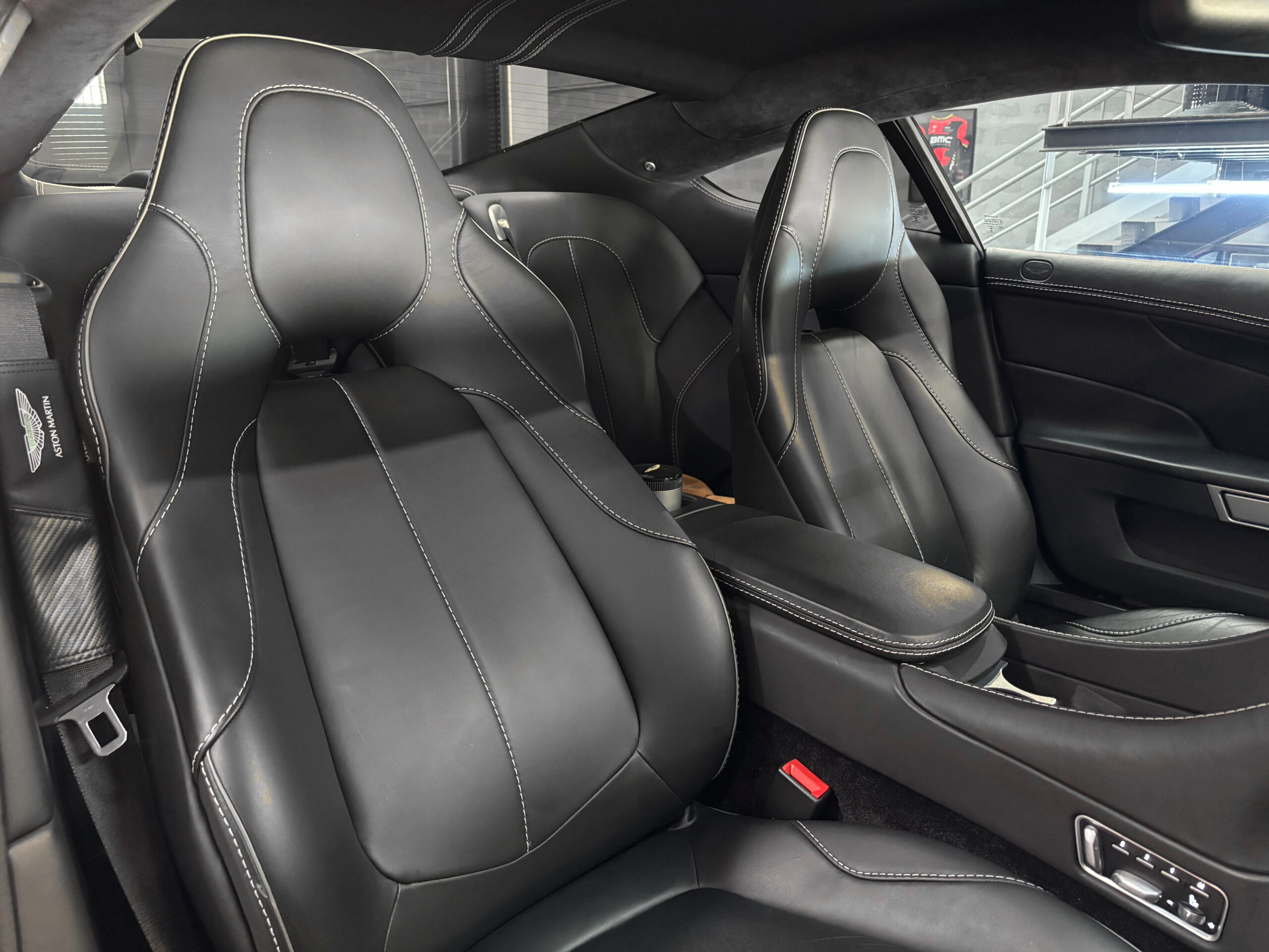 ASTON MARTIN VANQUISH V12 – carbone – bang & olufsen – Image 51